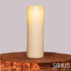 Sirius Sara bloklys Ø 10 x 30 cm, mandelfarvet, og med bevægelig flamme