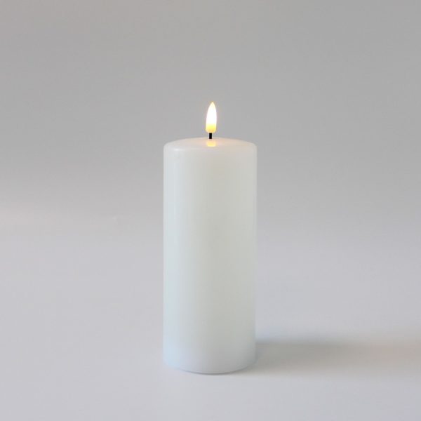 LED Bloklys 17,5cm høj, smelte-look, flammeeffekt - Ø7,5cm, 17,5cm høj, virker m. fjernbetj, timer, ægte stearin