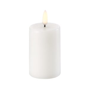 UYUNI LED Pillar Bloklys m. 3D flamme Ø5x8 cm (Nordic White)