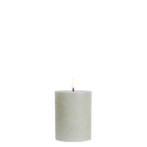 UYUNI LED Pillar Bloklys m. 3D flamme Ø7.8x10 cm Dusty green