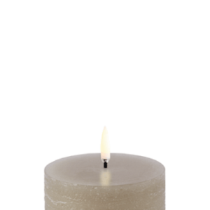 UYUNI LED Pillar Bloklys m. 3D flamme Ø7.8x10 cm Sandstone