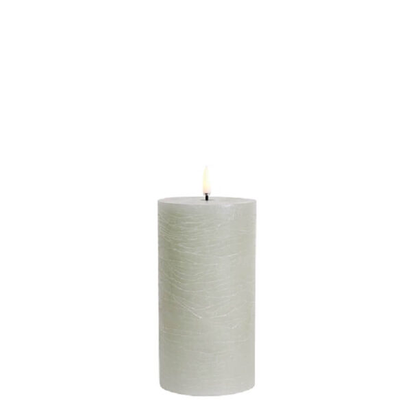 UYUNI LED Pillar Bloklys m. 3D flamme Ø7.8x15 cm Dusty green