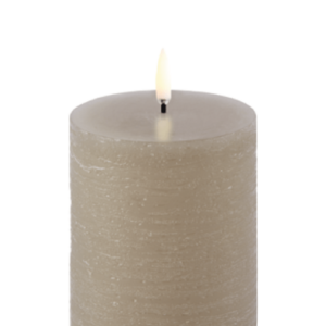 UYUNI LED Pillar Bloklys m. 3D flamme Ø7.8x15,2 cm Sandstone