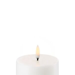 UYUNI LED Pillar Bloklys m. 3D flamme Ø7.8x10 cm (Nordic White)